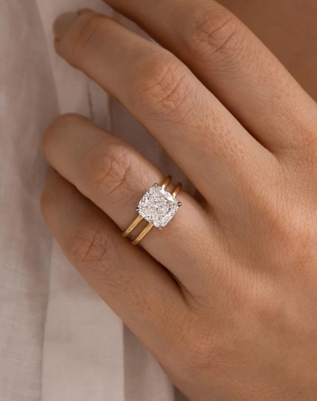 2.0ct cushion lab grown diamond solitaire engagement ring IGI certified double band setting bridal wedding gold fine jewelry elegant luxury design ring