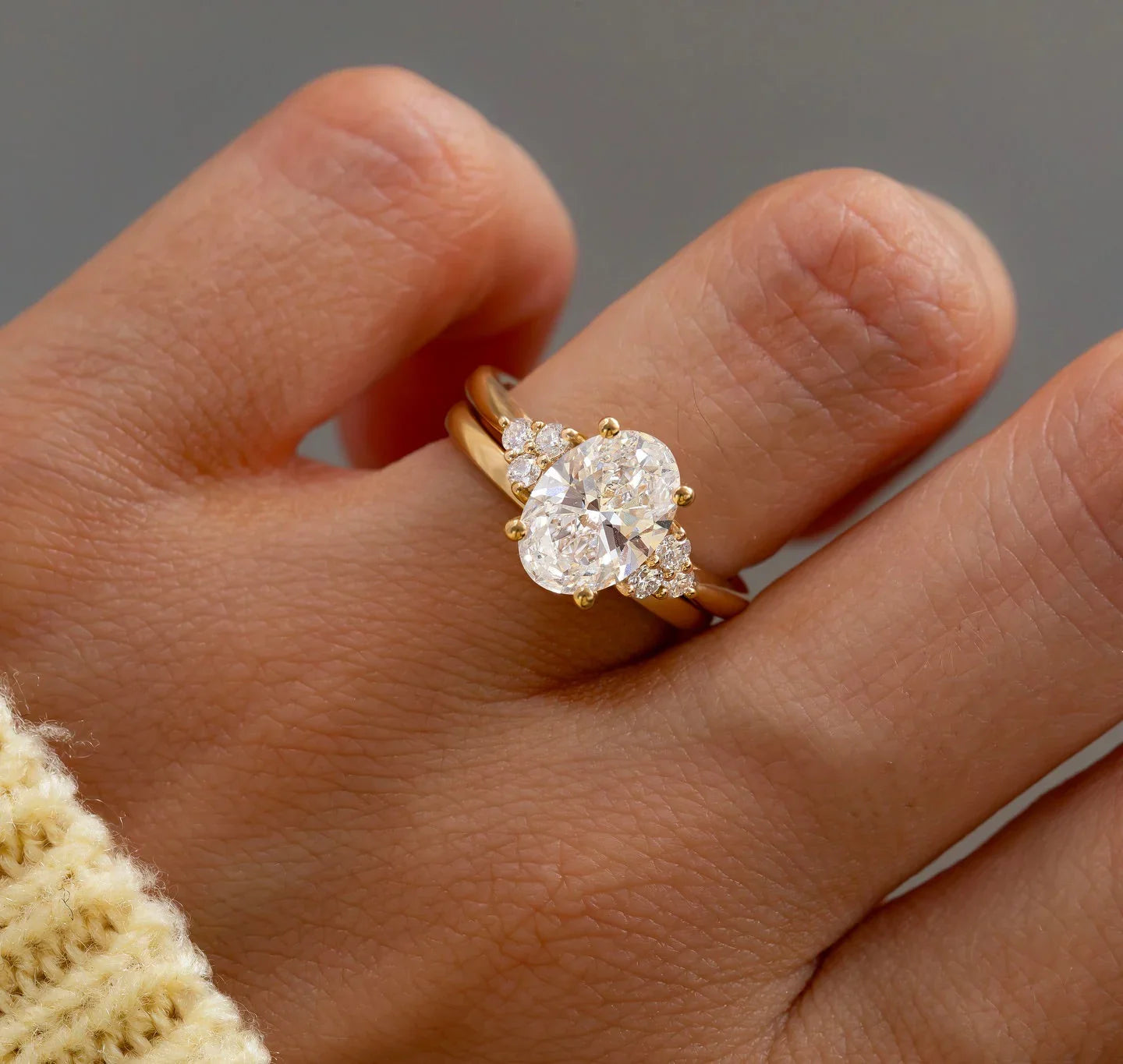 Luxury 4.0ct Oval Lab Grown Diamond Engagement Ring IGI Certified Side Round Setting Bridal Wedding Ring Anniversary Gift Women Jewelry Elegant Design