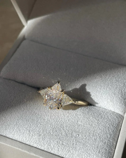 4.0ct Pear Cut Lab Grown Diamond Engagement Ring with Central Stone and Trillion Side Stones Wedding Ring Bridal Jewelry Luxury Gift for Women