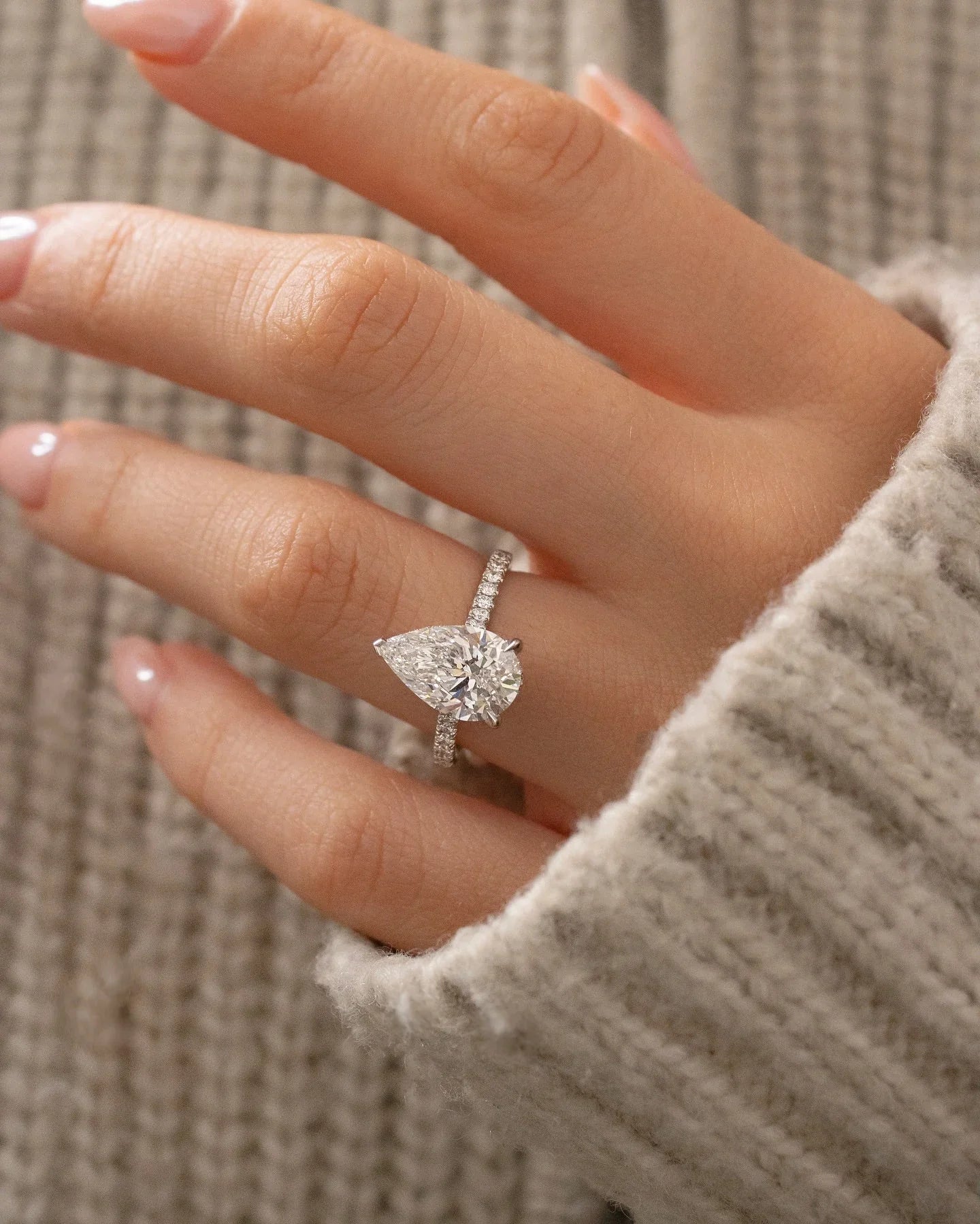 Luxury 4.0ct Pear Cut Lab Grown Diamond Hidden Halo Ring Pavé Band Engagement Ring Wedding Ring Bridal Marriage Gift for Women Minimalist Style