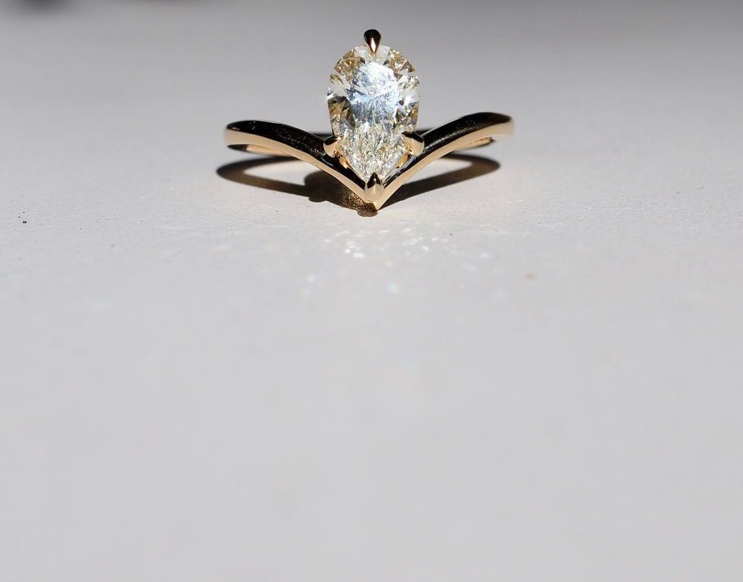  The hand displays a soft, natural manicure, highlighting the diamond's brilliance and the ring's refined craftsmanship. Ideal for those seeking timeless, high-end accessories for special occasions. YouTube Amazon Facebook Weather Google Gmail Wordless WhatsApp Web Translate News blog post ring ceremony Article Life Money 2025 design Ring Ceremony Diamond Shape Diamond Ring Surat Diamond India Market Diamond Ring for Her Diamond Ring for Men Diamond Ring Women Engagement Ring Finger For Her Finger Ring Gold