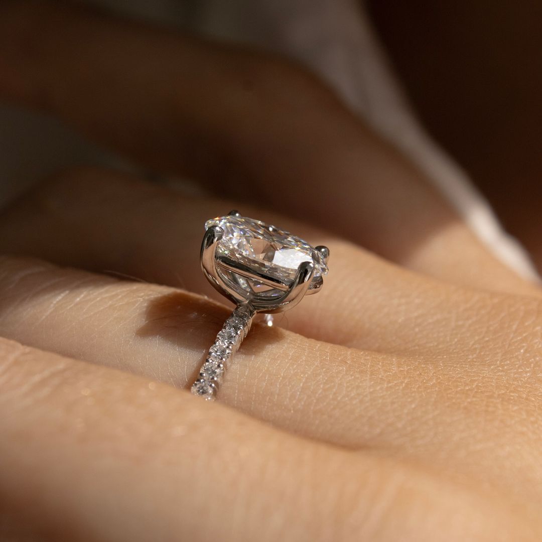 3ct Oval Cut Lab Grown Diamond Ring Stunning diamond ring, classic gold band, engagement proposals, high-end jewelry, wedding occasions. Stunning diamond ring, classic gold band, engagement proposals, high-end jewelry, wedding occasions. 