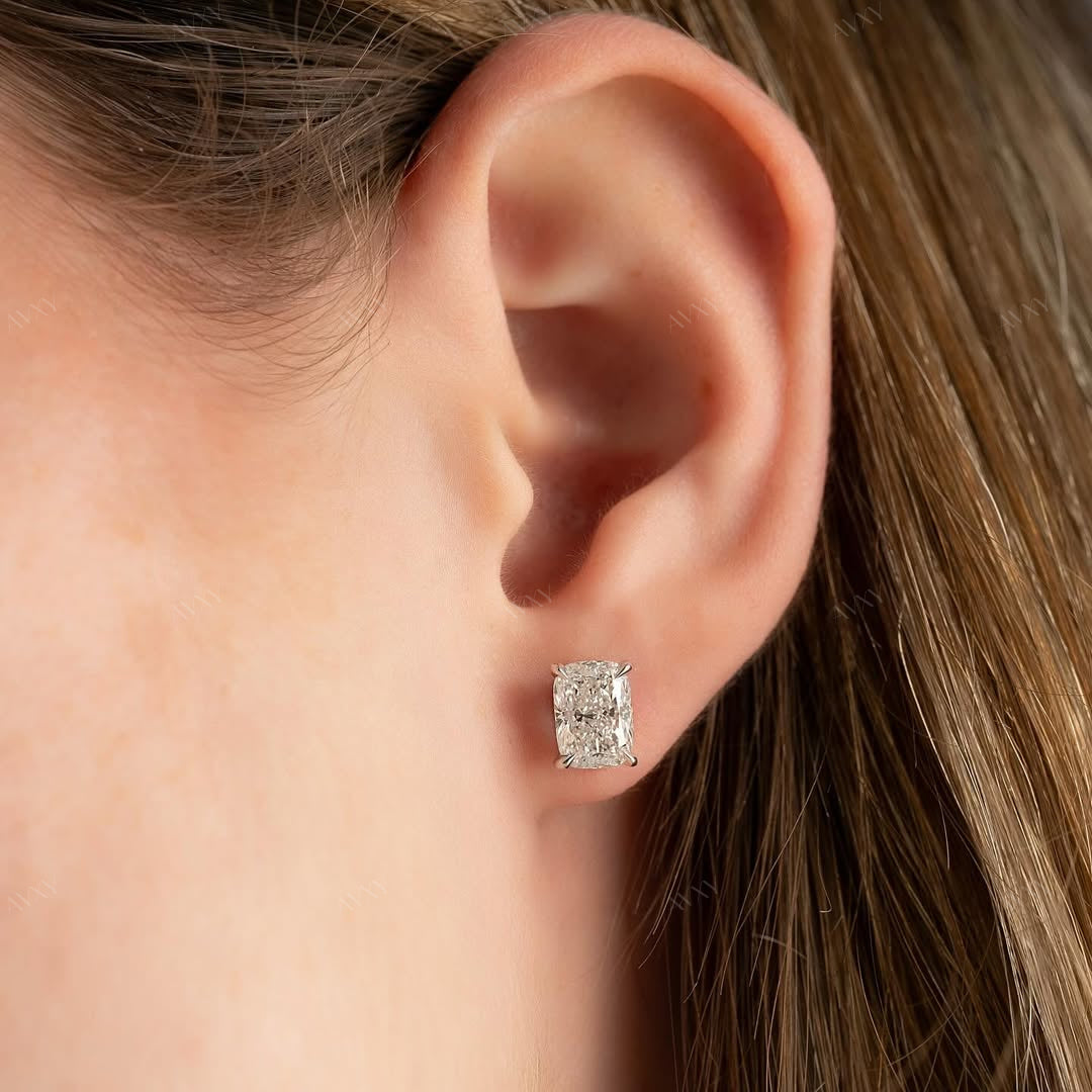 POV-Youjustgottheseflawlessdiamondearrings_andyoucan_twaitforeveryonetoseethem_1